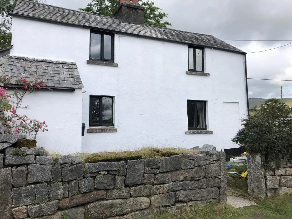 Render repair and exterior repaint of a cottage in Redruth